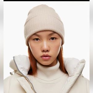 Aritzia Snowflake Beanie in light brown colour - OS